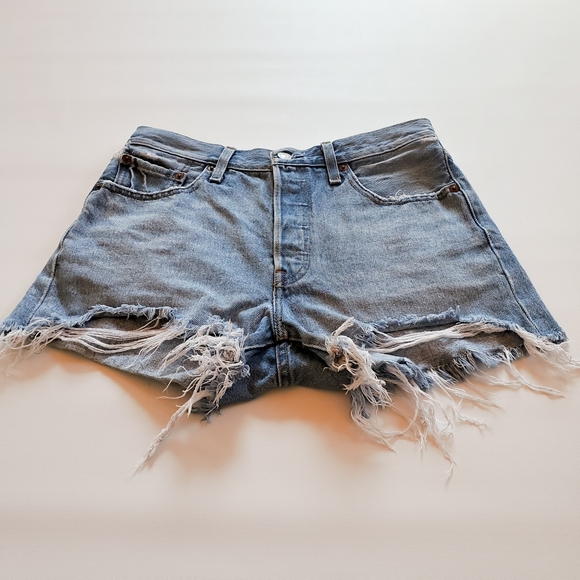EUC Levi's 501 cutoff denim jean shorts size 27 - Picture 3 of 6